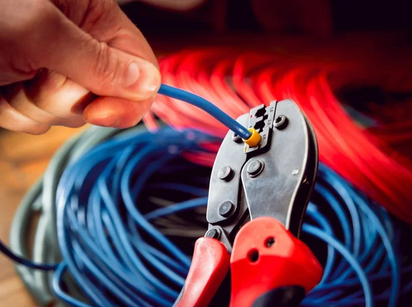Elektrik donatımı. Elektrik kablo ve crimper.
