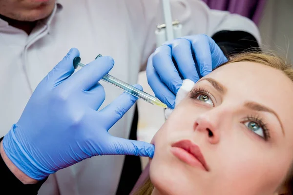 Mooi Blonde Kaukasische Meisje Ontvangen Injectie Kliniek Voor Esthetische Geneeskunde — Stockfoto