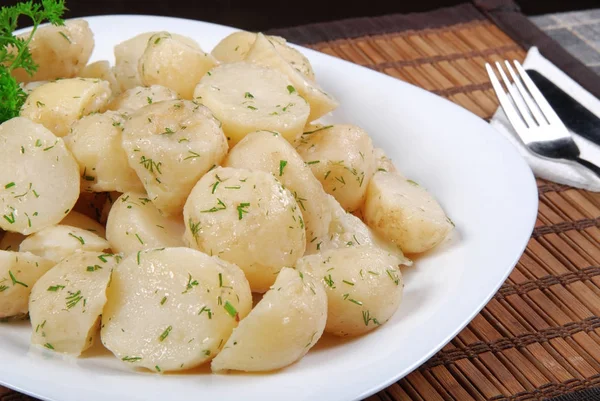 Dereotlu ve maydanozlu haşlanmış patates