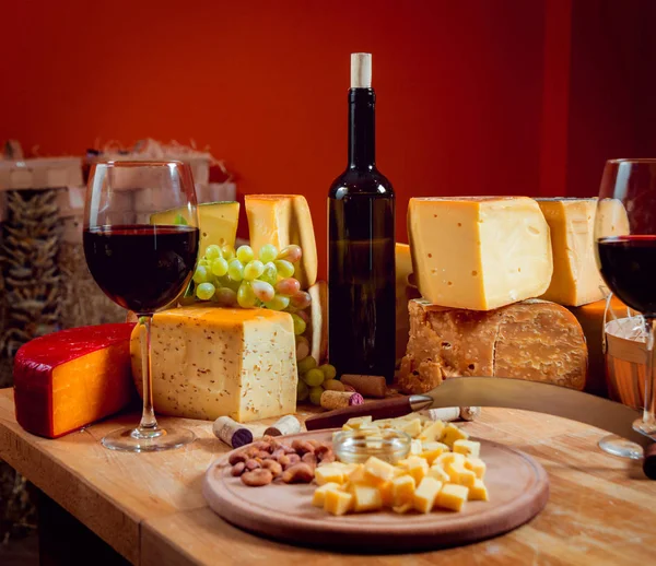 Tahta bir masada peynir ve şarap.