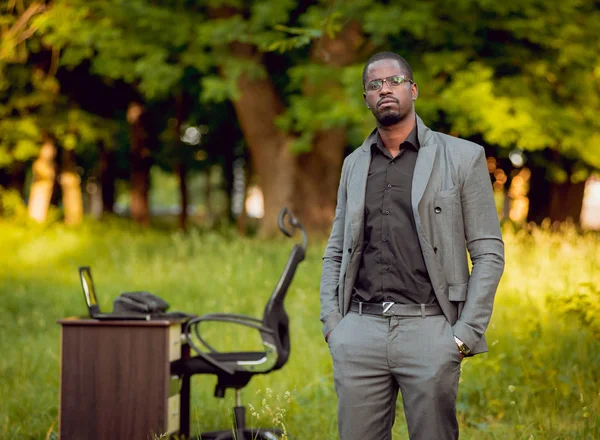 Park içinde İşte genç Afro-Amerikalı iş adamı. Uzak iş kavramı.