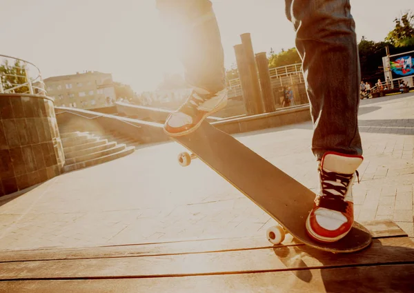 Bijgesneden Afbeelding Van Jonge Man Skateboard Rijden Stadsplein — Stockfoto