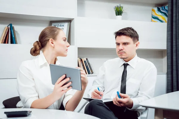 Conselheira Mulher Com Homem Negócios Discutindo Estratégia Escritório — Fotografia de Stock