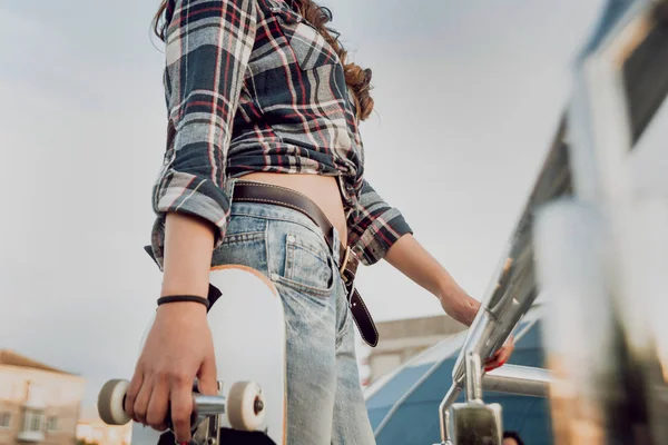 Krásné Vlnité Vlasy Brunnette Dívka Kostkované Košili Pózuje Skateboard Venku — Stock fotografie