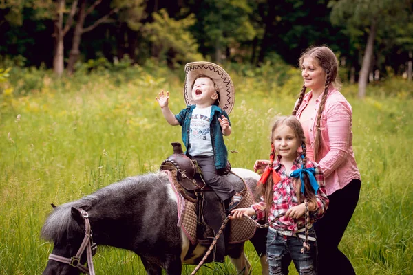 Mamma Bambini Che Camminano Con Pon Nel Parco — Foto Stock