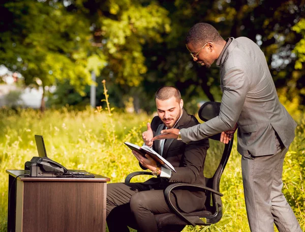 Zwei Junge Multikulturelle Geschäftsleute Bei Der Arbeit Park Konzept Der — Stockfoto