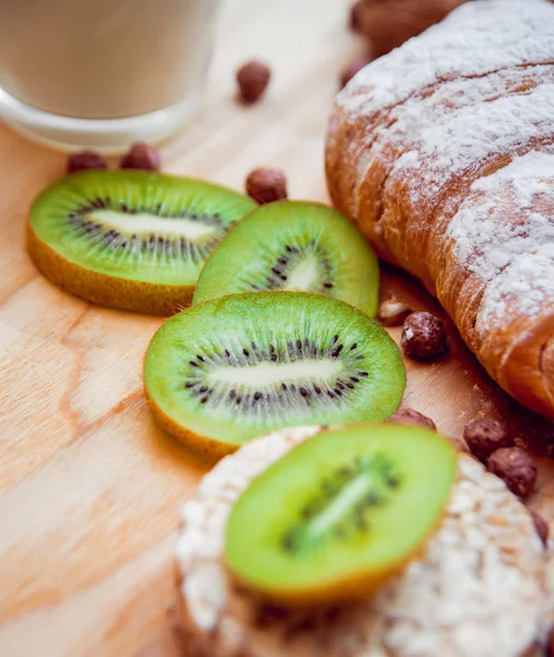 Güzel kahvaltı. Süt, meyve, ekmek ve kruvasan. Arka plan