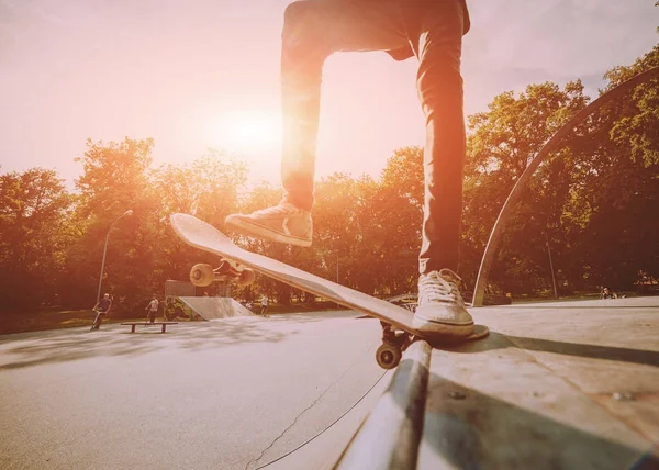 Parkta genç kaykaycı. Güzel arka plan