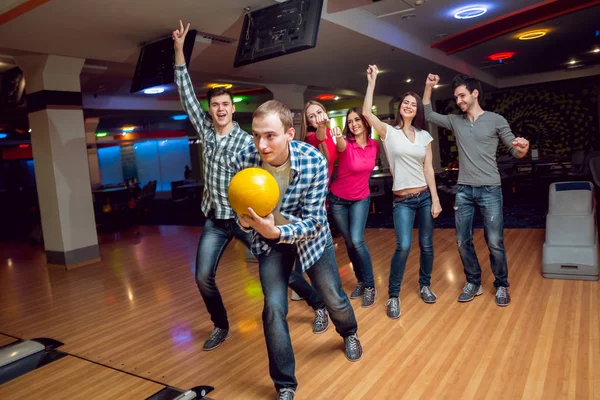 Allegro Amici Caucasici Divertirsi Nel Bowling Club — Foto Stock