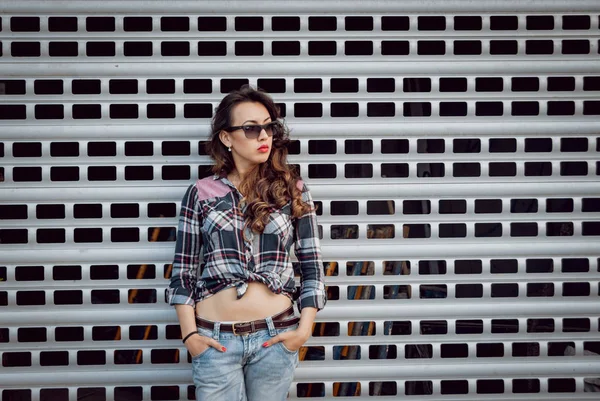 Genç çekici kız garaj kapıları önce ayakta