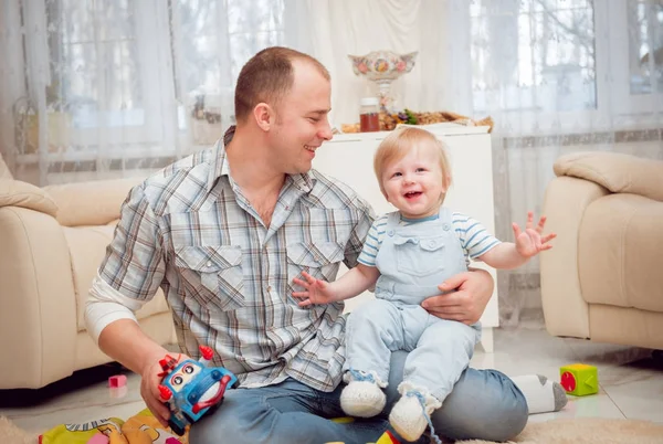 Baba oğluyla oynuyor.