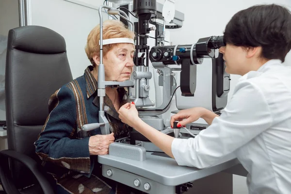 Starší Žena Konzultaci Očním Lékařem Lékařské Vybavení — Stock fotografie