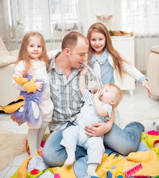 Vater Spielt Mit Seinen Kindern Hause — Stockfoto