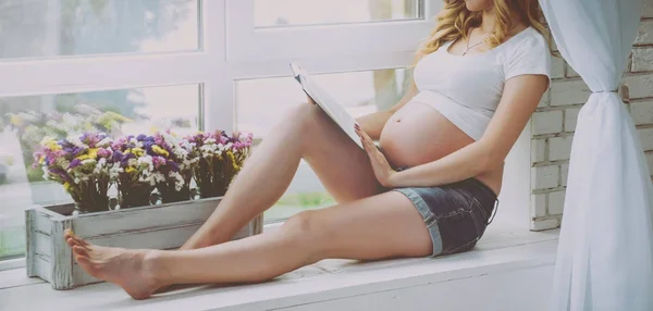 Mujer Embarazada Joven Leyendo Libro — Foto de Stock