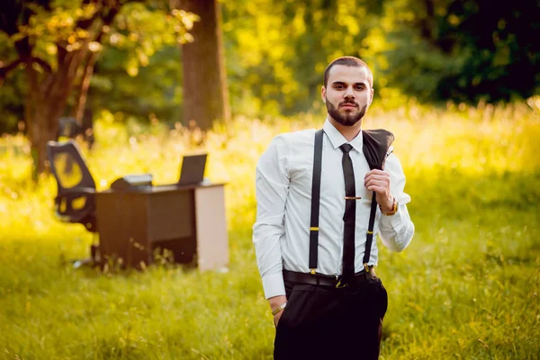 Joven Hombre Negocios Trabajo Park Concepto Trabajo Remoto —  Fotos de Stock