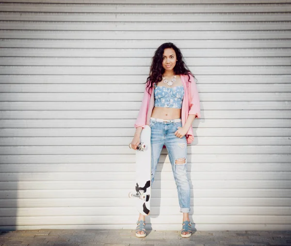 Gündelik kıyafeti açık havada kaykay ile poz Orta Doğu görünümü ile güzel kız