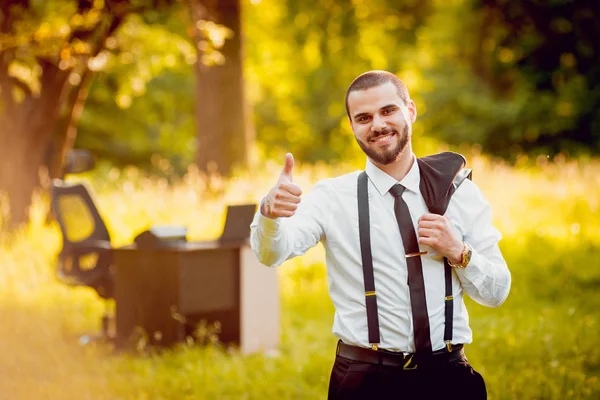 Joven Buisnessman Con Barba Trabajando Parque Concepto Trabajo Remoto — Foto de Stock