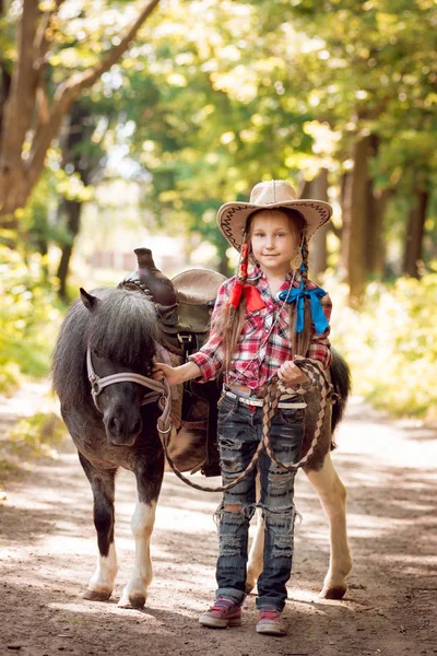 Κοριτσάκι Πλεξούδες Καπέλο Περπάτημα Πόνυ Στο Πάρκο — Φωτογραφία Αρχείου
