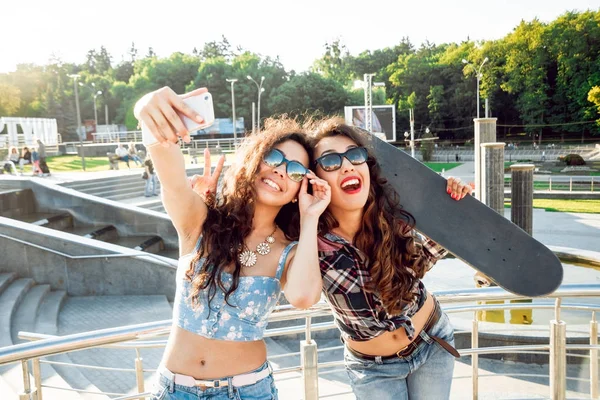 Dvě Mladé Smíšené Rasy Holky Dělají Selfie Skateboard Venku — Stock fotografie