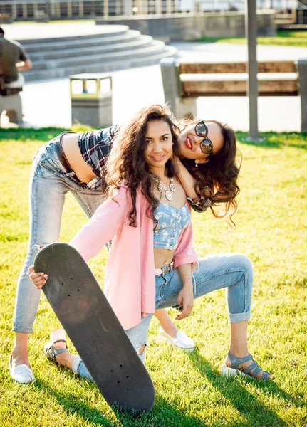 Dvě Dívky Mladé Smíšené Rasy Neformálním Oblečení Skateboard Lodě Zeleném — Stock fotografie