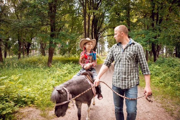 Κοριτσάκι Καπέλο Ιππασίας Πόνι Τον Πατέρα Της Στο Πάρκο — Φωτογραφία Αρχείου