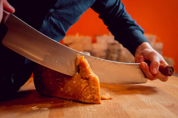 Řez Nožem Sýr Plátky Obchodě — Stock fotografie
