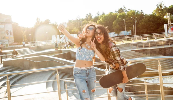 Chicas Jóvenes Haciendo Selfie Con Monopatín —  Fotos de Stock