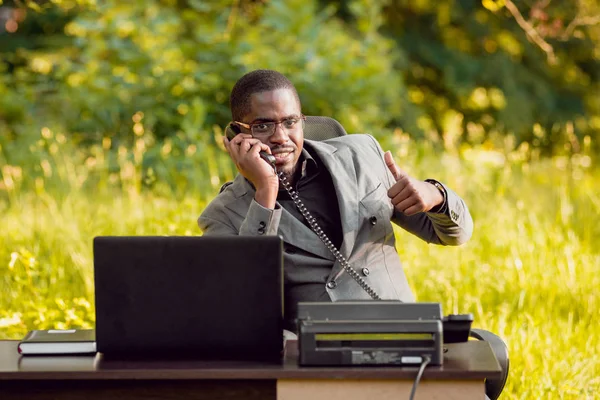 Afrika buisnessman Park'ta çalışma. Uzak iş kavramı.