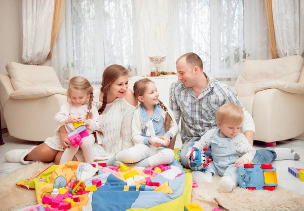快乐的年轻家庭在家里玩得开心 — 图库照片