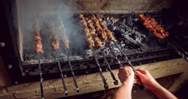 Şiş üzerinde sıcak kebap yemek