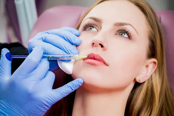 Beautiful Blonde Caucasian Girl Receive Injection Clinic Aesthetic Medicine — Stock Photo, Image