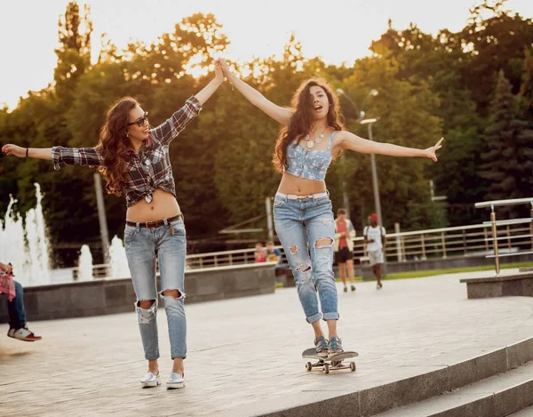 Deux Jeunes Filles Avec Skateboard Posig Autour Ville Avoir Plaisir — Photo