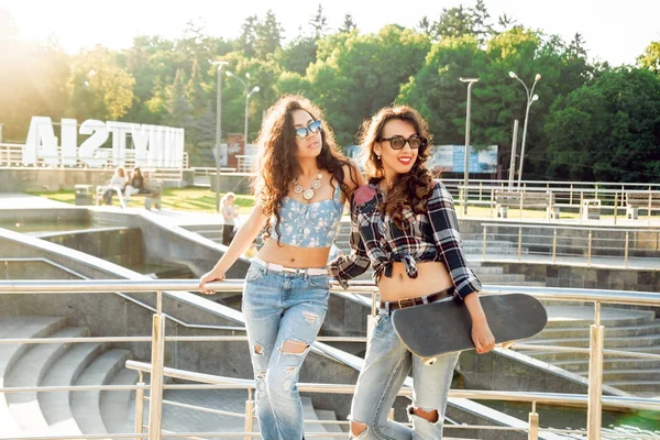 Две Молодые Девушки Позируют Скейтбордом Открытом Воздухе — стоковое фото