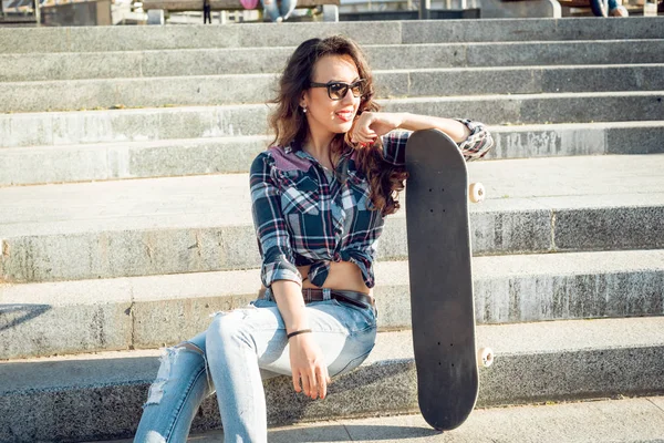 Νέοι Μελαχρινή Κοπέλα Ποζάρει Skateboard Εξωτερικούς Χώρους — Φωτογραφία Αρχείου