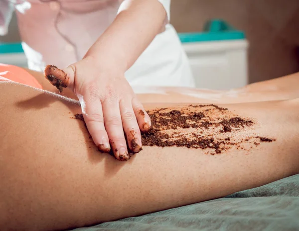 Tam vücut masajı. Terapi.