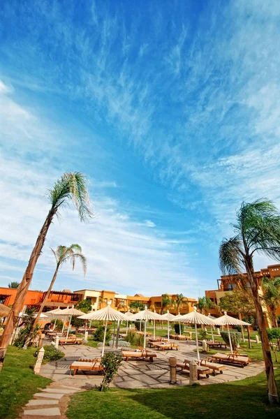 Hotel Cerca Playa Con Palmeras —  Fotos de Stock