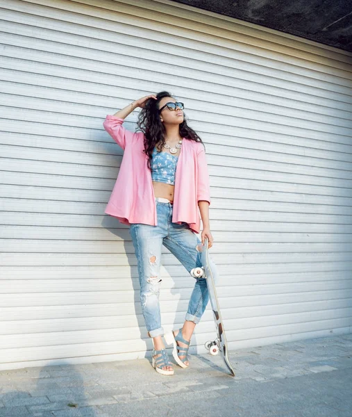 Gündelik kıyafeti açık havada kaykay ile poz Orta Doğu görünümü ile güzel kız