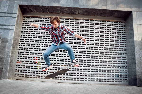 Genç adam kaykay sokakları etrafında sürme