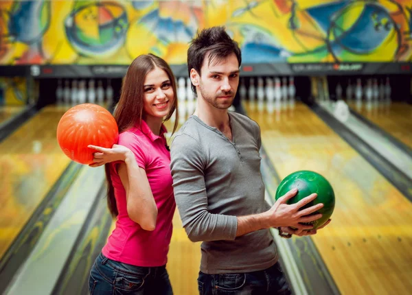 Genç çift, Bovling topları ile poz