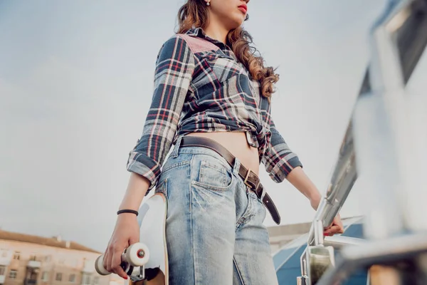 Menina Morena Posando Com Skate Livre — Fotografia de Stock