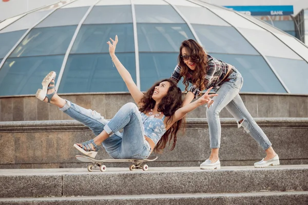 Deux Jeunes Filles Avec Skateboard Posig Autour Ville Avoir Plaisir — Photo