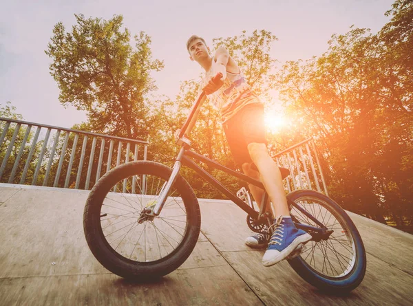 Adolescente Montando Bmx Parque Skate — Fotografia de Stock