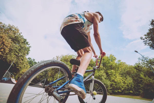 Tinédzser Egy Bmx Skate Park Lovaglás — Stock Fotó