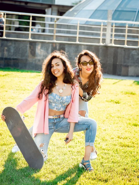 Jeune Fille Brune Posant Avec Planche Roulettes Plein Air — Photo