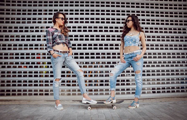 Dwie Dziewczyny Młode Mieszanej Rasy Outfity Chodzenie Deskorolka Wokół Ulic — Zdjęcie stockowe