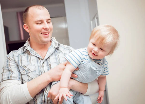 Padre Che Gioca Con Suo Figlio Casa — Foto Stock