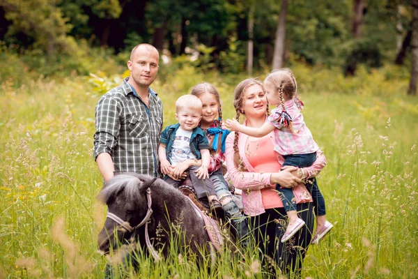 Midilli atı Park ile neşeli aile yürür