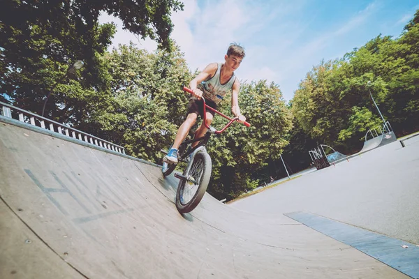 Adolescente Sella Una Bmx Skate Park — Foto Stock