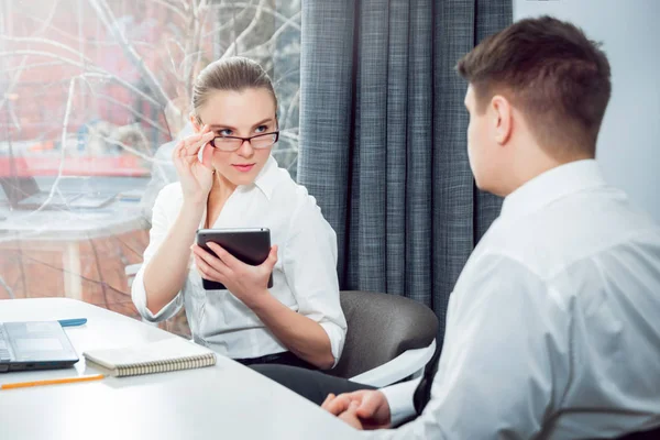Ofis strateji tartışmaya işadamı ile kadın Danışmanı