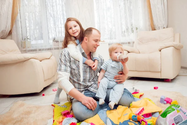 Pai Brincando Com Seus Filhos Casa — Fotografia de Stock